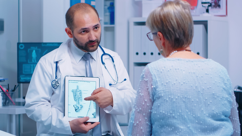 Doctor explaining diagnosis to patient