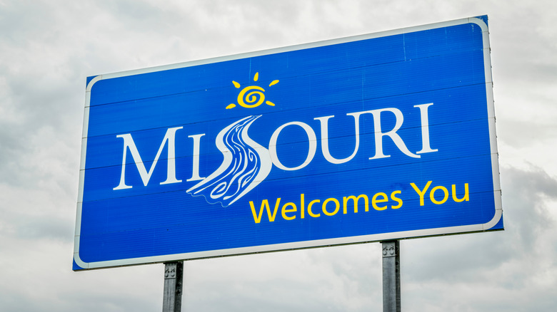 Missouri sign welcomes visitors