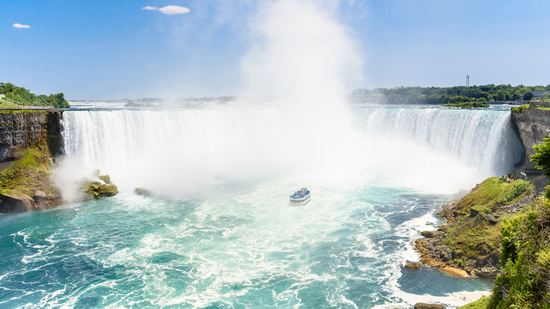 niagara falls with boat