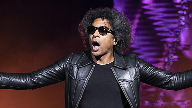 William DuVall working the crowd on stage yelling and arms out