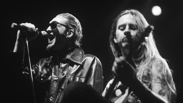 Layne Staley singing while Jerry Cantrell plays guitar