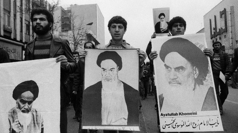 Iranian protestors holding Khomeini sign
