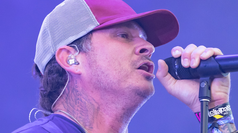 Tom DeLonge sings with Angels and Airwaves