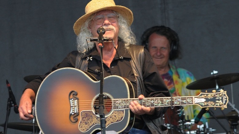 Arlo Guthrie performing