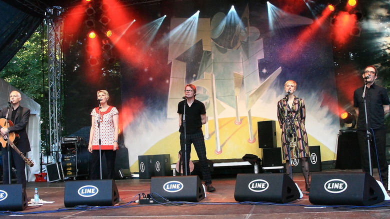 onstage chumbawamba performance