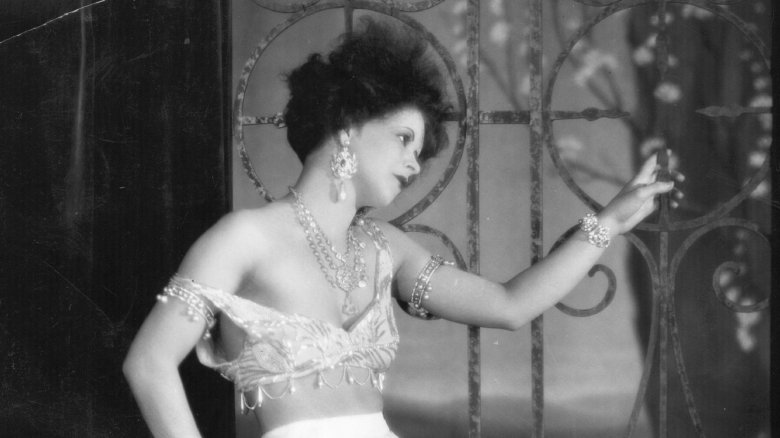 Clara Bow looking out a gate