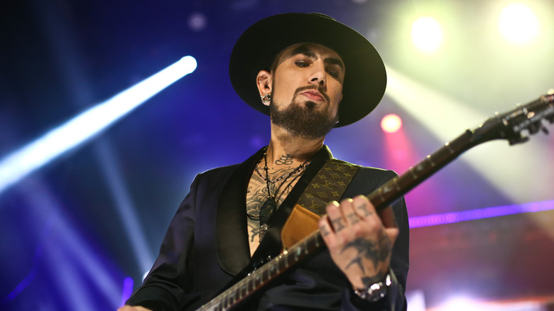 Dave Navarro playing guitar