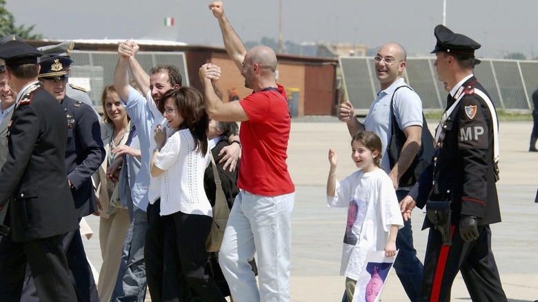 Former hostages walking from plane