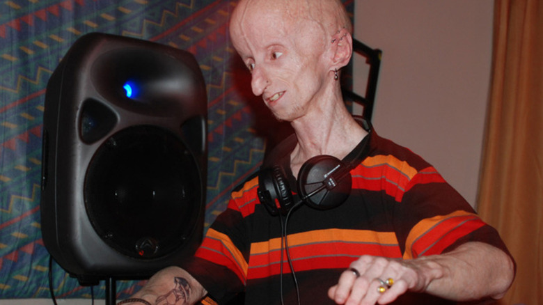DJ Leon Botha performing