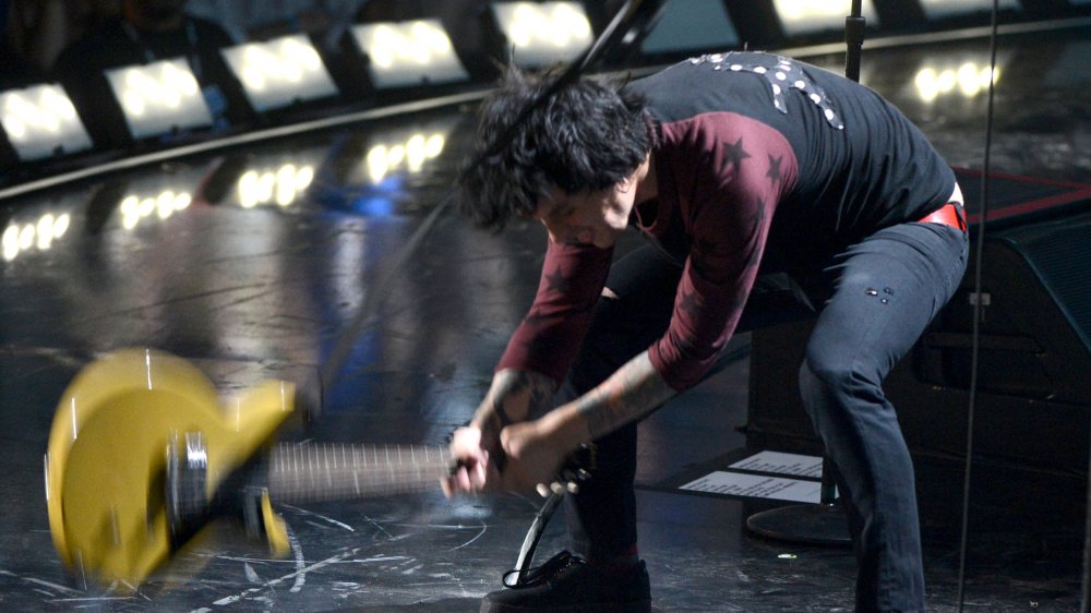 Billie Joe Armstrong smashing guitar