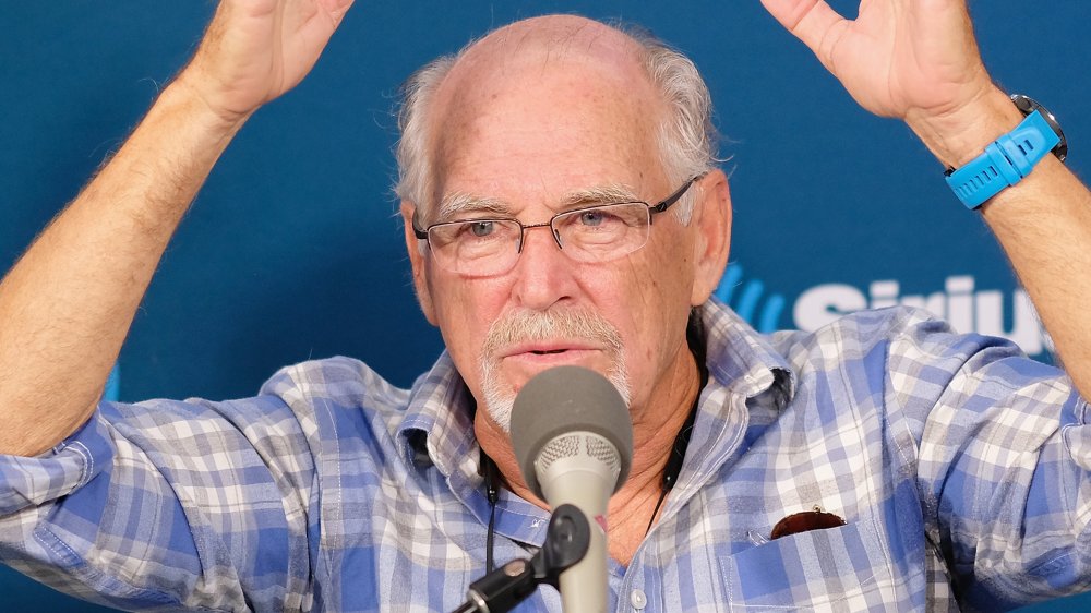 Jimmy Buffett hands air