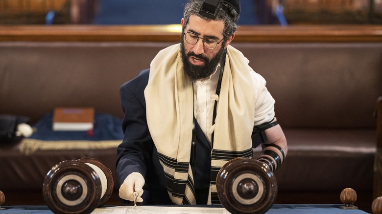 Rabbi reading from Torah