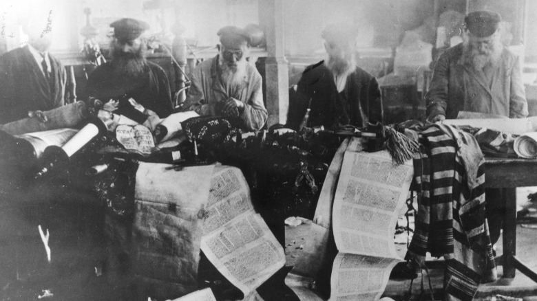 Jews rebuilding after Russian pogrom