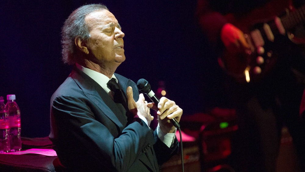 Julio Iglesias singing with eyes closed