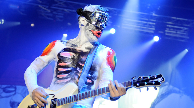 Wes Borland bodypaint playing guitar