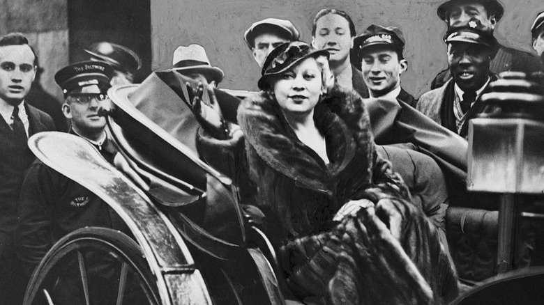 Mae West in carriage