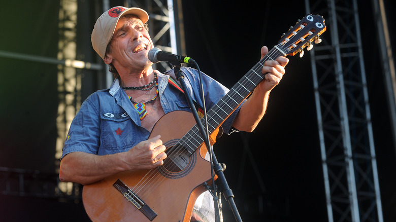 Manu Chao singing with guitar