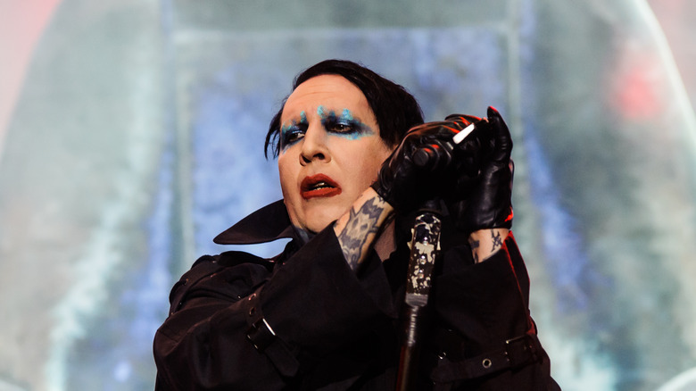 marilyn manson all black on stage