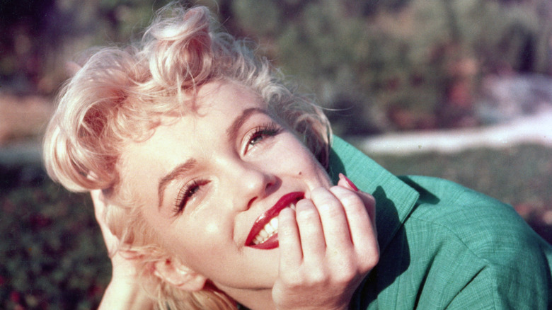 Marilyn Monroe poses