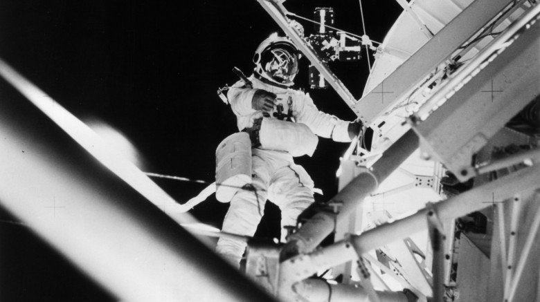 astronaut space walk