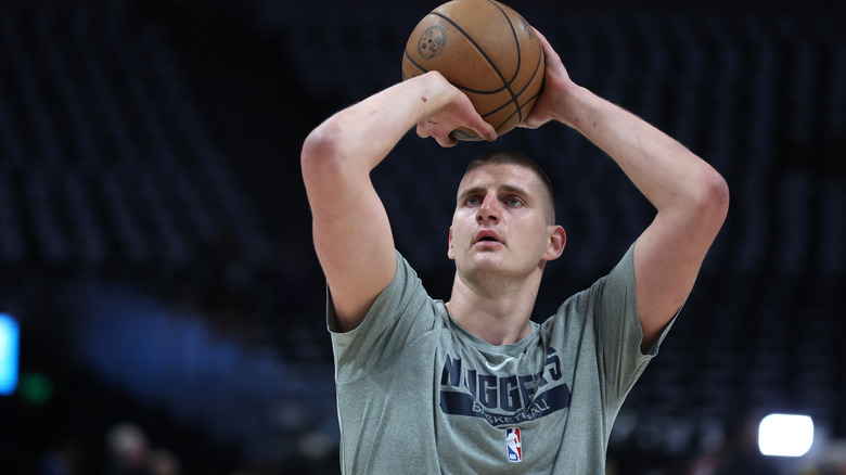 Nikola Jokić warming up throwing basketball