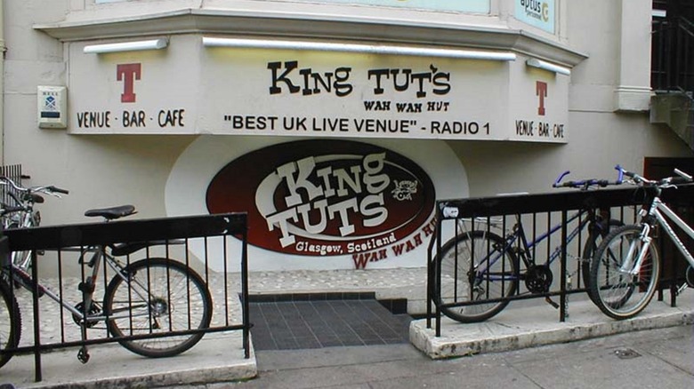 Cropped photo by Stuart1000 in the public domain of King Tut's Wah Wah Hut in Glasgow, Scotland, 2007
