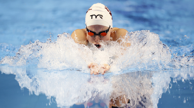 Lilly King performing breast stroke