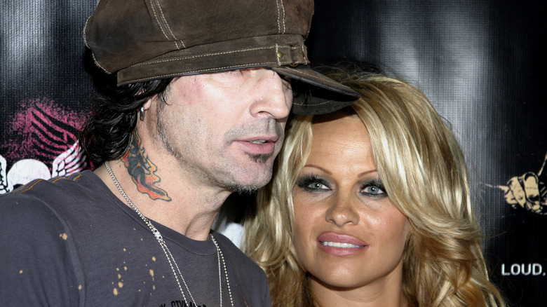 Tommy Lee and Pamela Anderson hugging