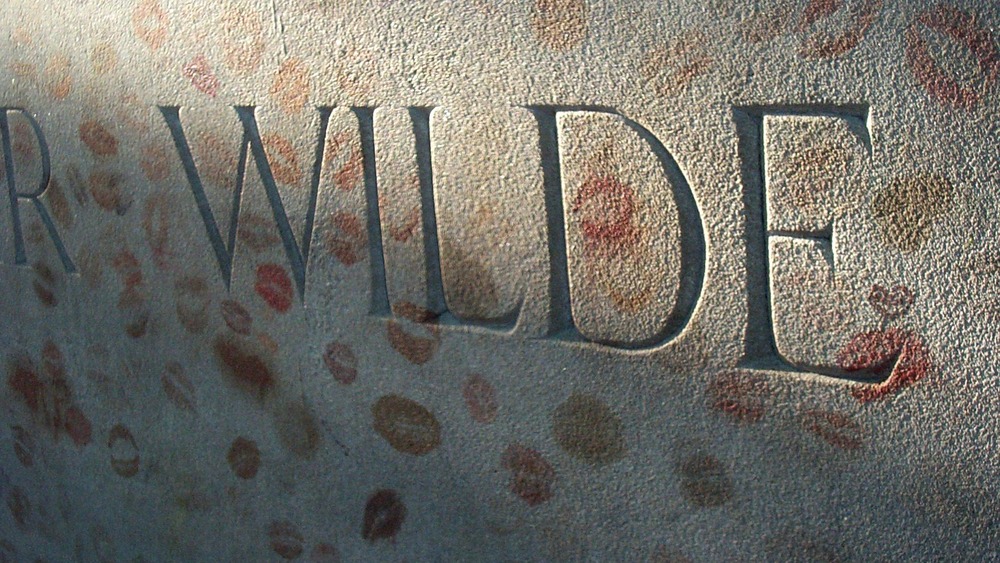 close up of Oscar Wilde tombstone with red lipstick