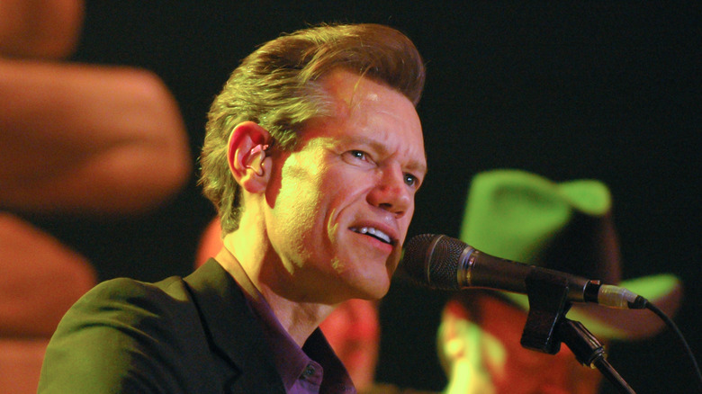 Randy Travis singing on stage