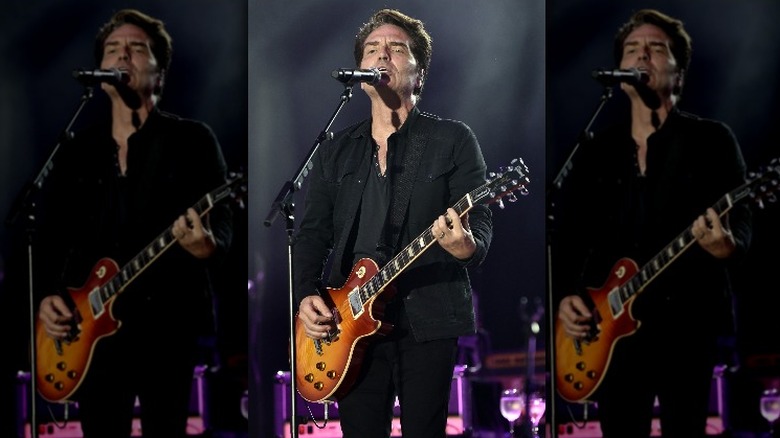 Richard Marx performing