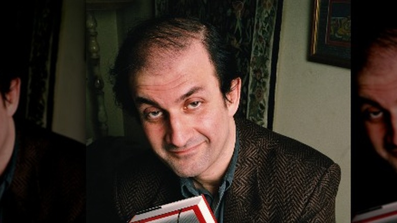 Salman Rushdie con una copia de Los versos satánicos
