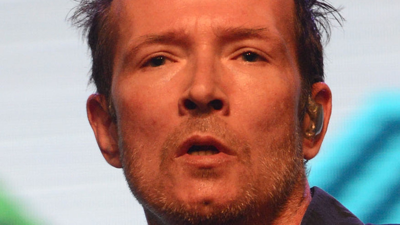 Scott Weiland with his mouth open