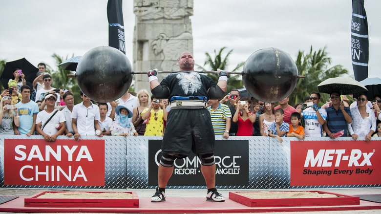 Vrian Shaw lifting a ridiculous weight
