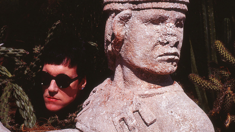 Lux Interior next to statue