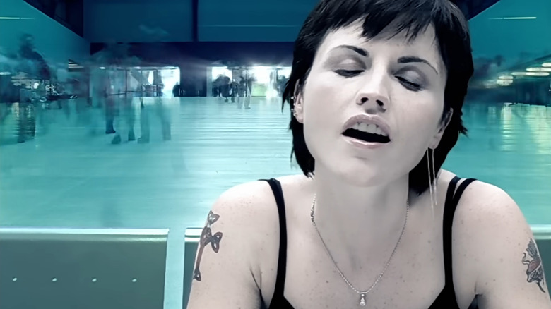 Dolores O'Riordan singing