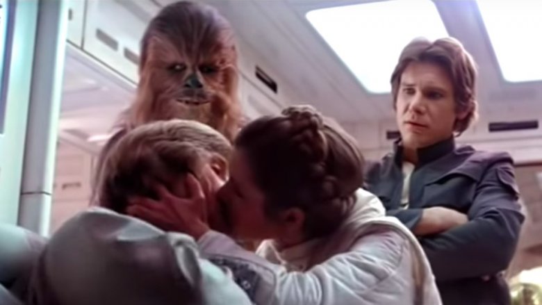 Luke and Leia kissing