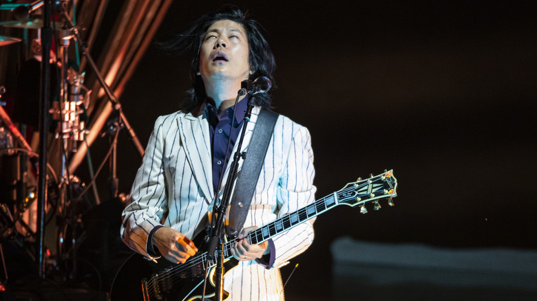 James Iha playing guitar