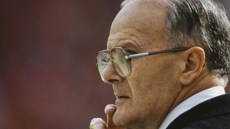 lamar hunt facing side