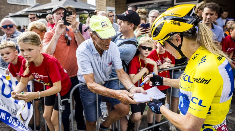 Annemiek van Vleuten signs an autograph
