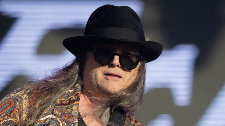 Gordon Gano hat and sunglasses on stage