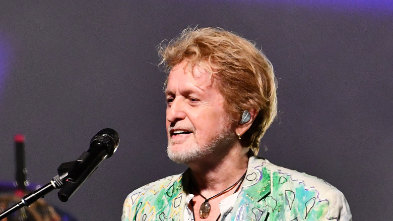Jon Anderson singing