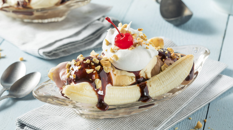 Banana split sundae