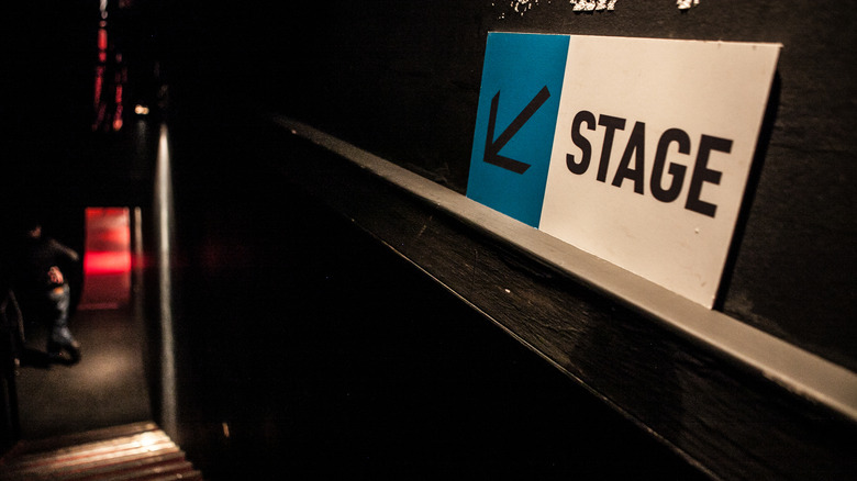 Backstage sign giving direction to stage