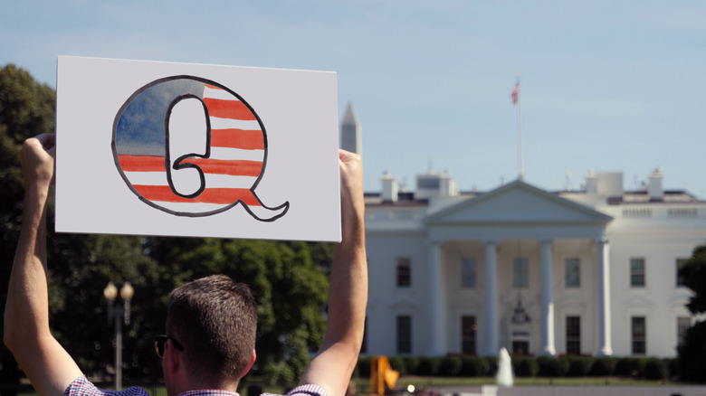 Man holds Q sign at White House