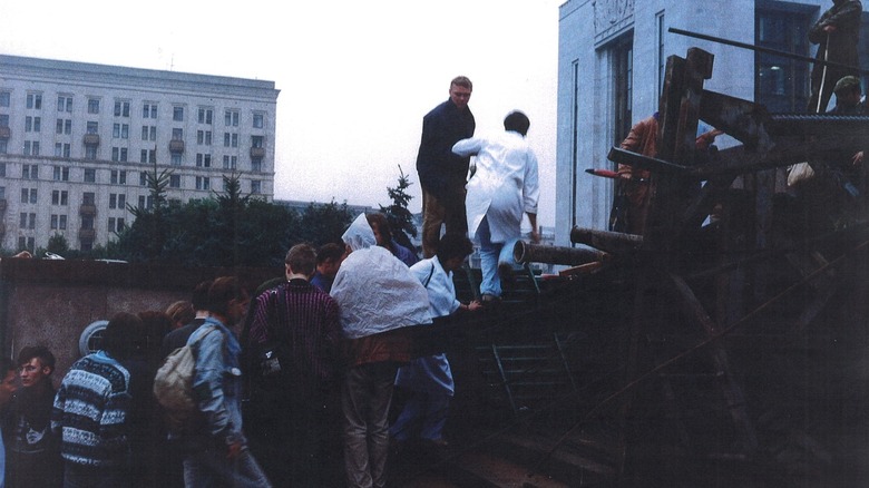 Young people climbing the barricades during the 1991 coup attempt in Moscow