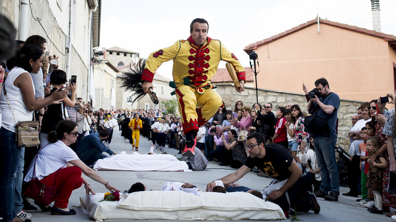 a colacho jumping over babies