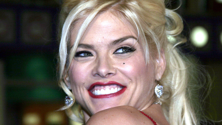 Anna-Nicole Smith smiling over her shoulder