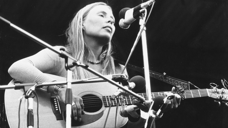 Joni Mitchell playing guitar and singing at Isle of Wight 1970