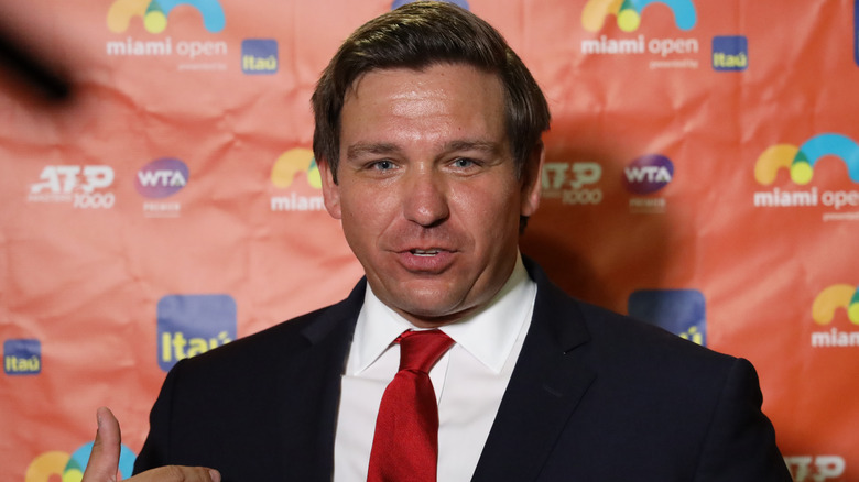 Ron DeSAntis gesturing while addressing a crowd